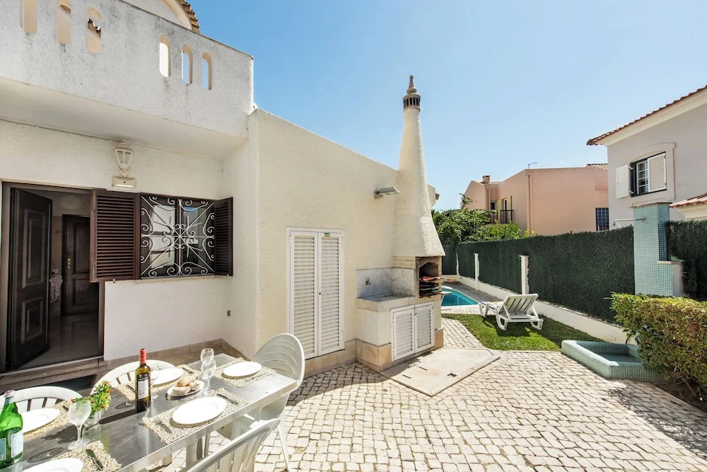 Residential cul-de-sac walking distance to centre, private pool, free AC wifi