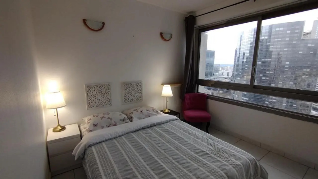 5 mn (450 m) walk Metro/La Defense/3BR/8Pers