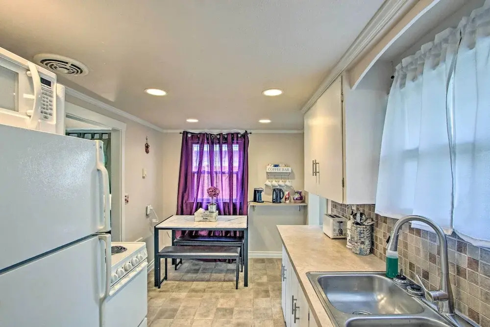 Lovely Tacoma Cottage w/ Fire Pit, Near Dtwn!