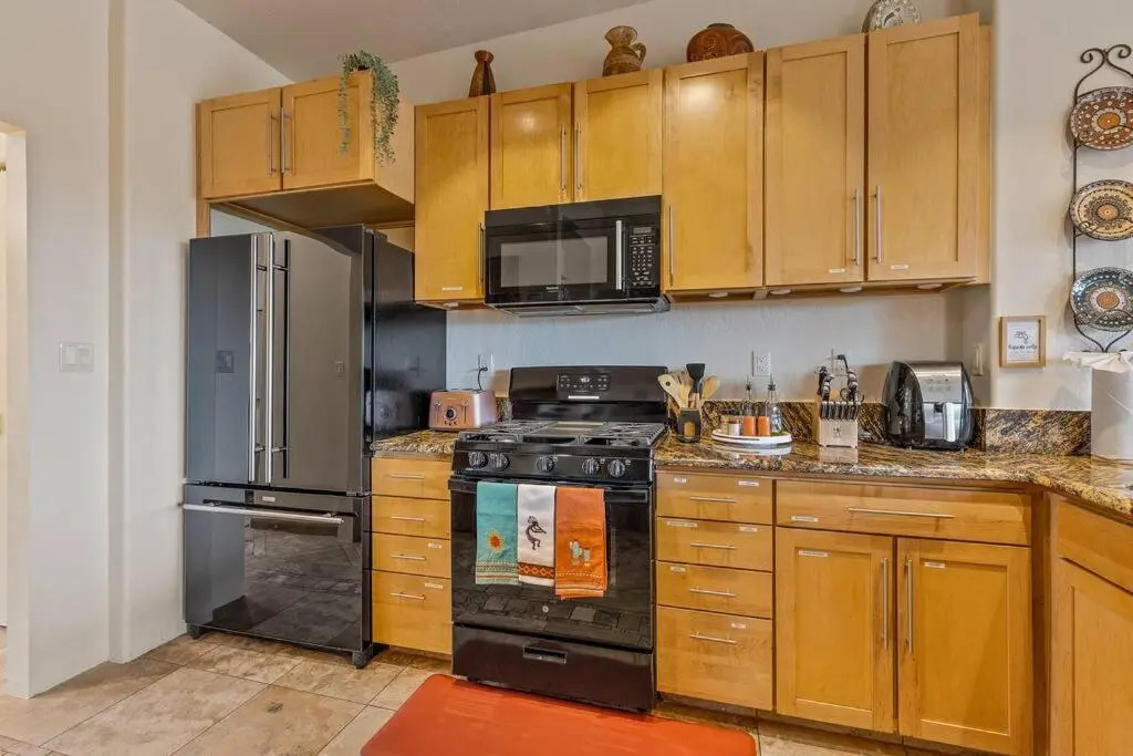 Close to Fresh Creek! Sleeps 12 ~ Amazing Views w/Serene Open Space ~ Hot Tub + Game Room ~ Trails outside