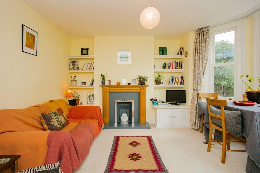 Beautiful 2 Bedroom Apartment in Kennington