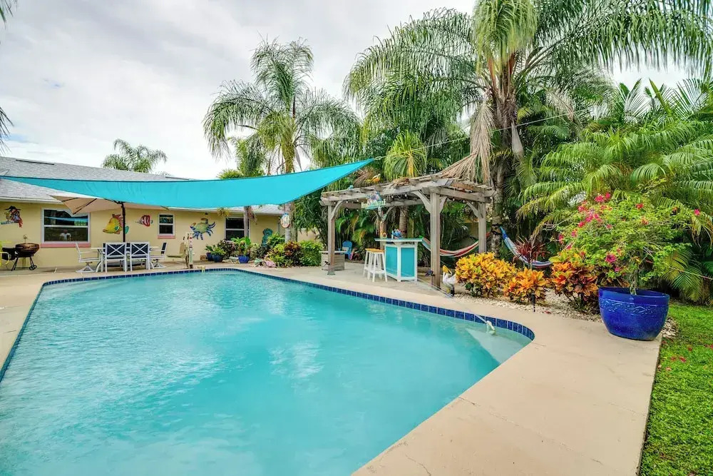 Outdoor Oasis w/ Bar & Lanai: Tavares Escape