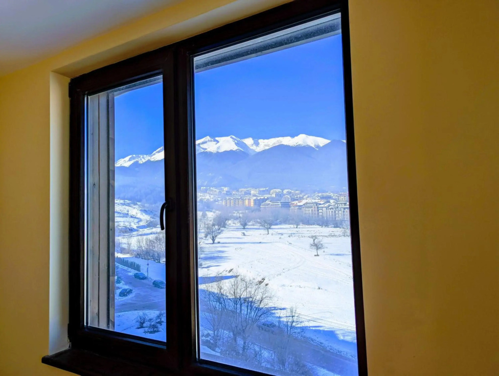 Stylish 2BD Apartment with Panoramic Mountain View