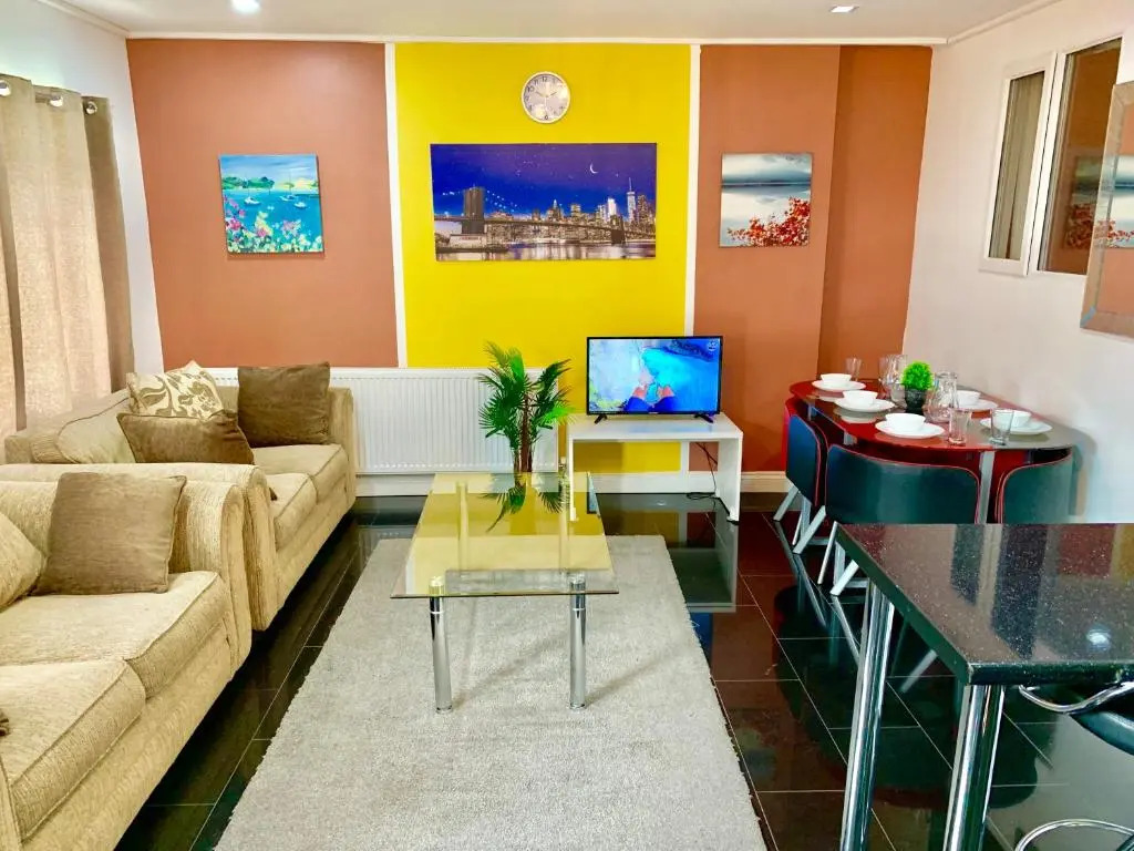 4 Bedrooms, 3 Baths, Full Kitchen and Lounge, Garden, Free Parking
