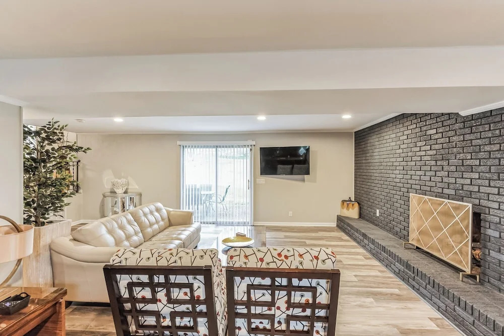 Luxurious 4BR Home, Pet Friendly!