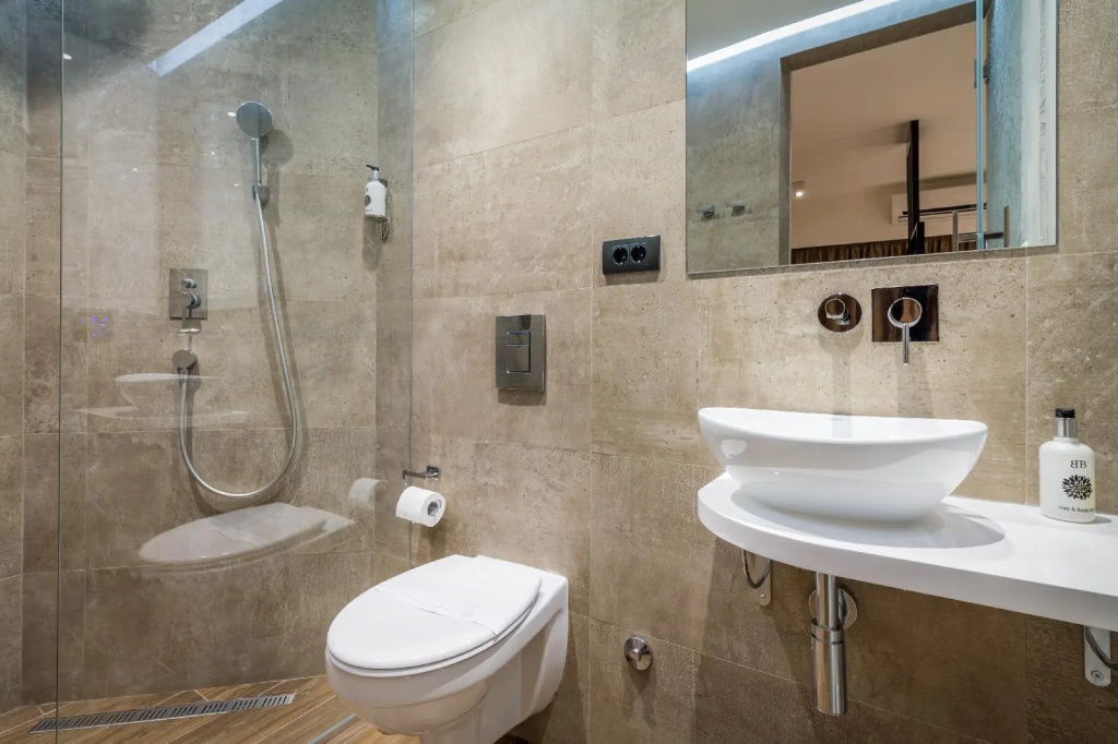 Level Luxury Suites