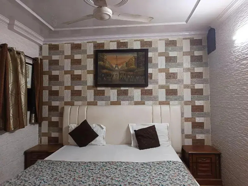 Hotel White Palace,Nizamuddin Railway Station