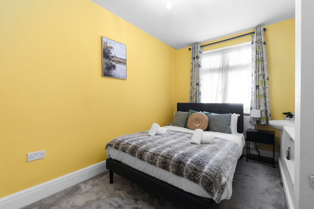 Spacious 5 Bedroom Family Home in Harrow