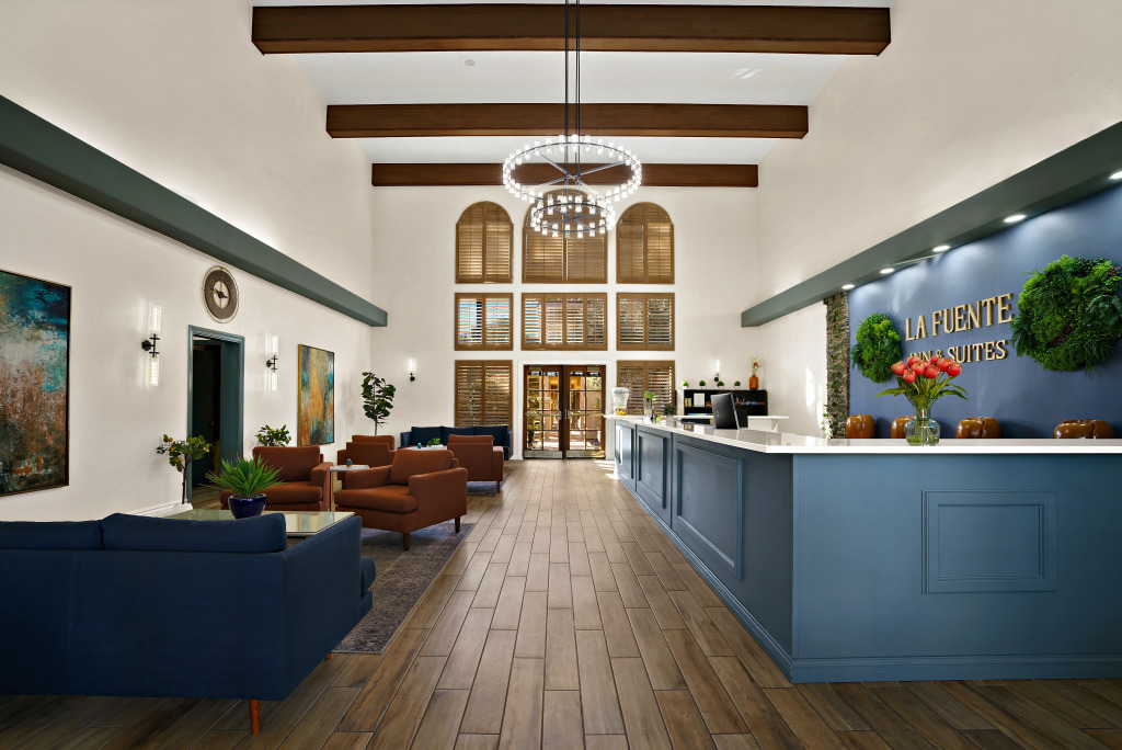 La Fuente Inn & Suites