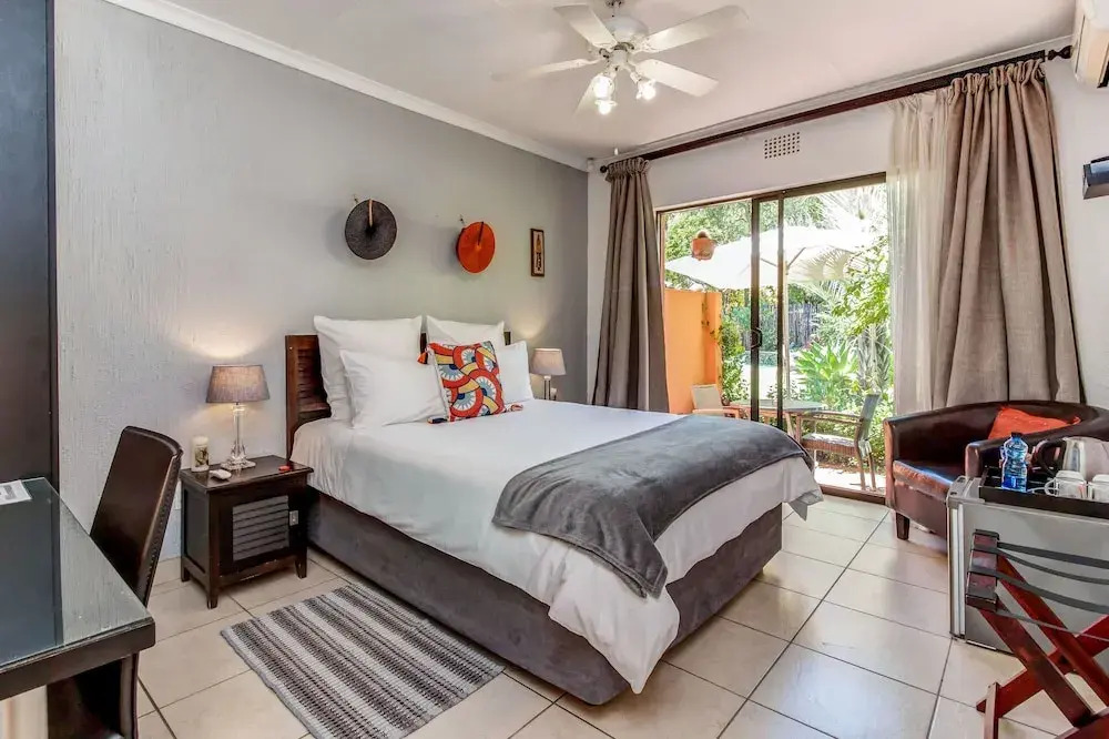 Sitatunga Guest Lodge - Sandton - Airport Shuttle - Solar & Borehole