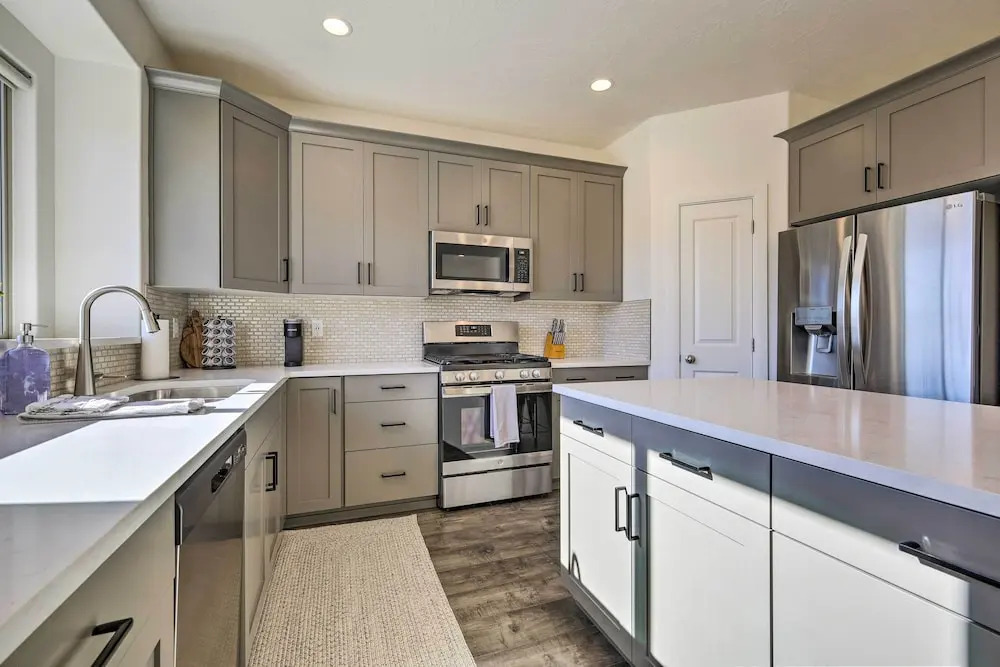 Hike, Golf, Unwind Poolside! Washington Home