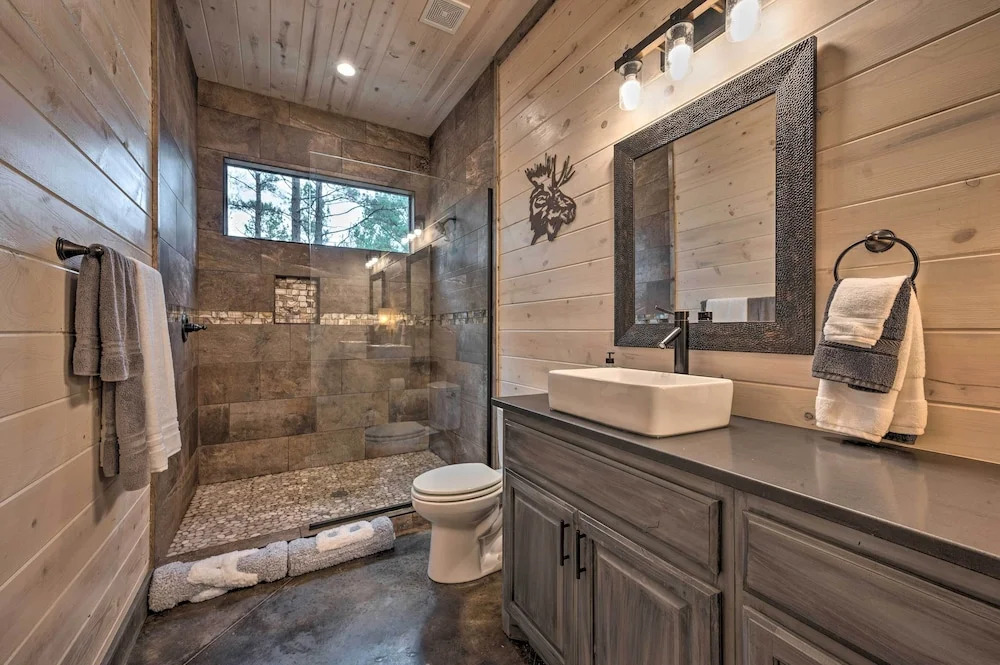 Luxury Cabin in the Woods w/ Hot Tub & Yard Games!