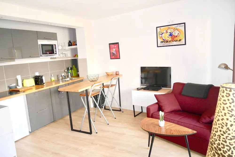 Studio in Marseille, With Furnished Balcony and Wifi - 2 km From the B