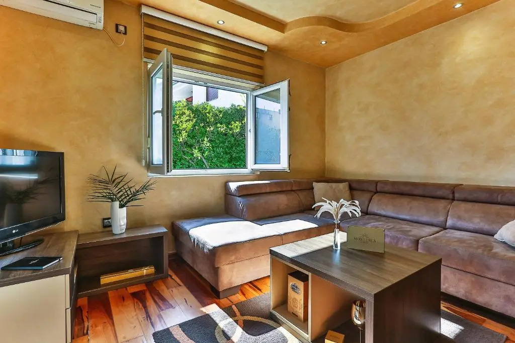 Montesun Holiday Novak Home