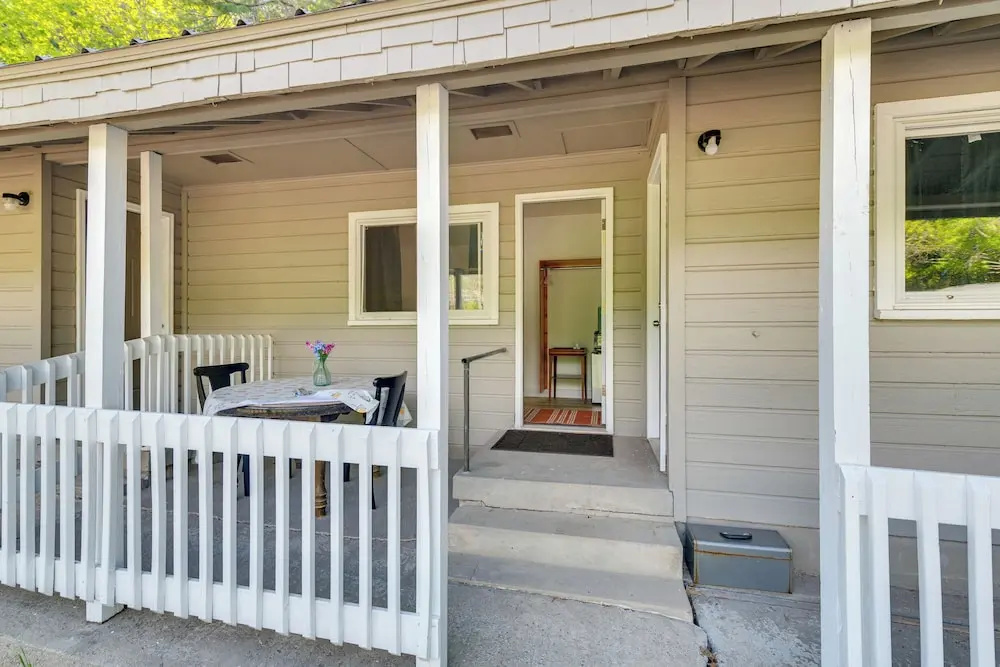 Close to Marina, Beach & Town! Schroon Lake Escape