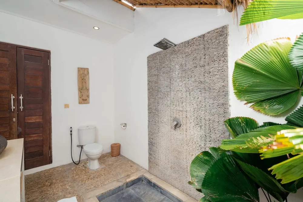 Villa Art Gecko - Tropical 2BR Private Haven in Batu Belig, Seminyak
