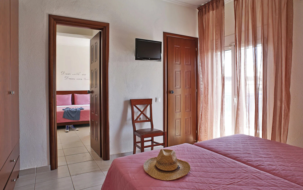 Stratos Hotel