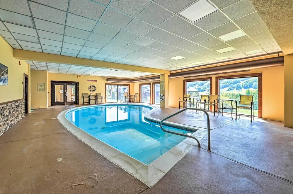 < 1 Mi to Mt Snow: Charming Condo w/ Fireplace