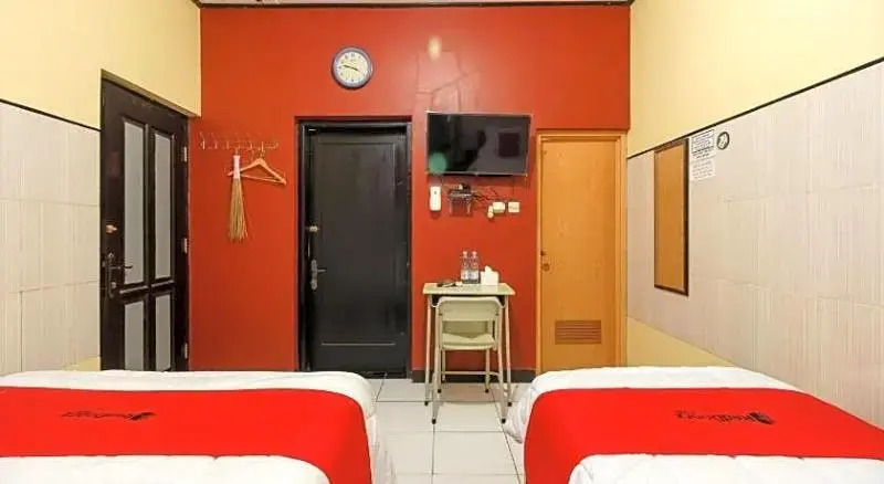 RedDoorz Syariah near Ciledug Station