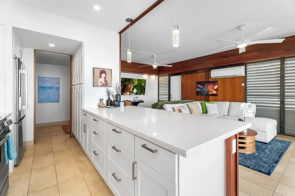 Oceanfront Elegance 2BR w/ Panoramic Views, Pool, Lanai + Concierge - Vrkcv