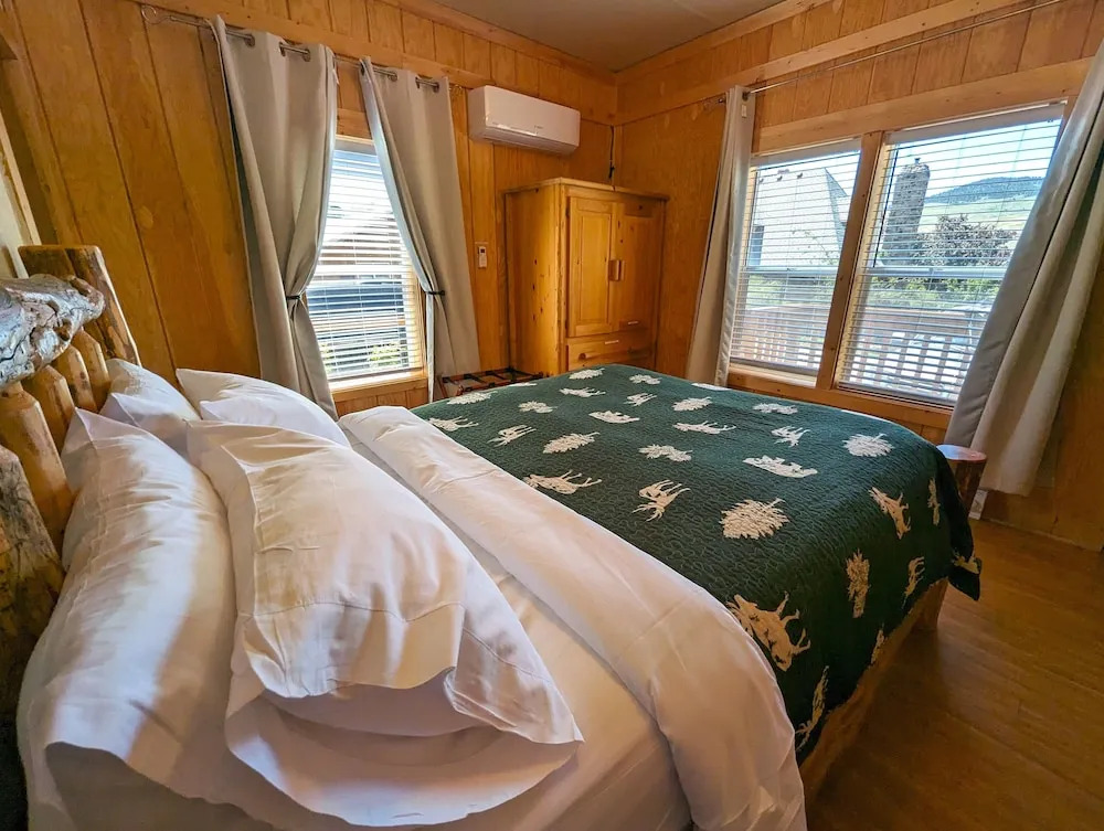 Yellowstones Treasure Cabins