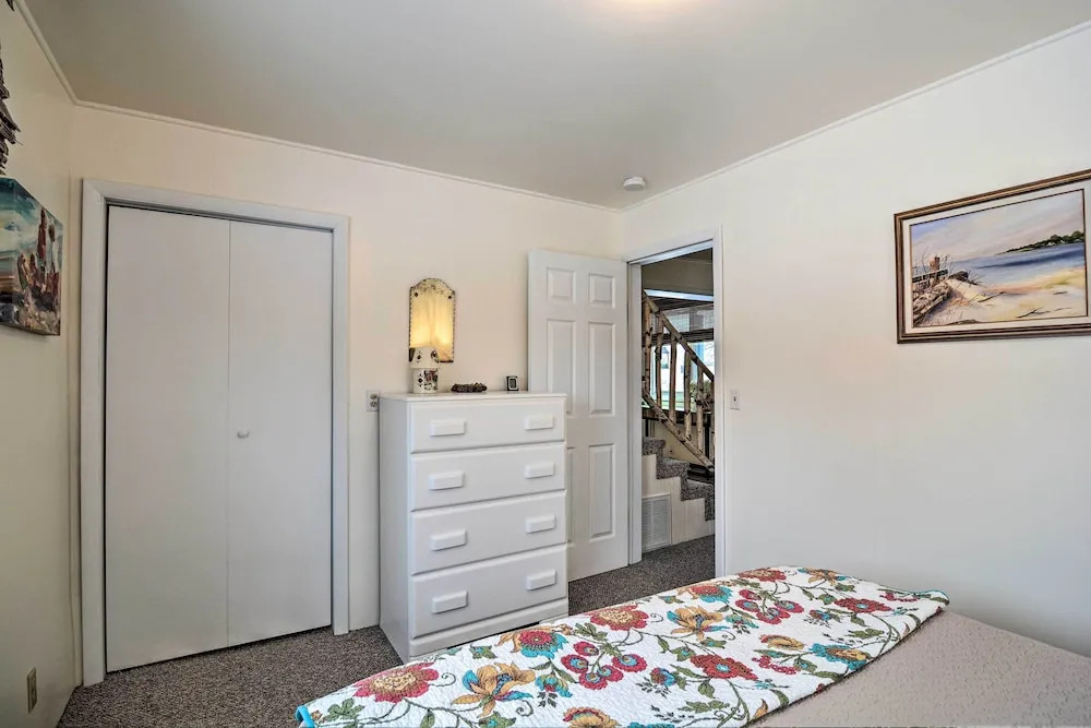 Hip Downtown Cottage - Walk to Beach, Pier, Dining