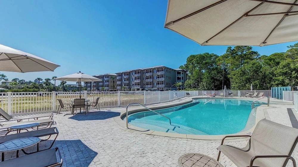 3BR Condo Near Peaceful Lake w/ Large Pool, Close to Beach