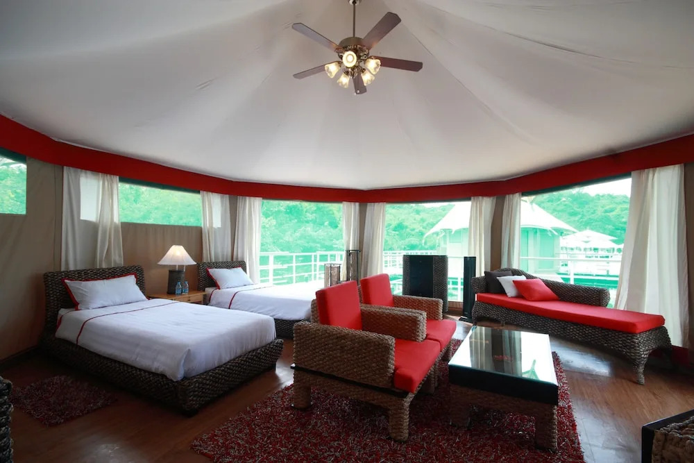 4 Rivers Floating Lodge