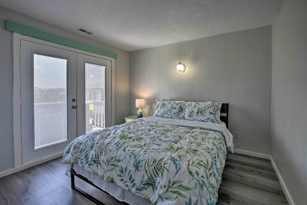 Oak Island Beach Abode w/ Deck: Walk to Shore!