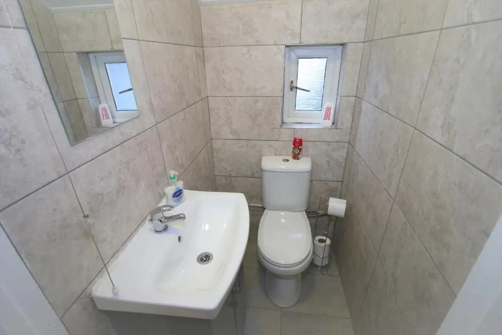 Free Local Parking - Fast WiFi - Sleeps 10 Guests by PROPERTY PROMISE