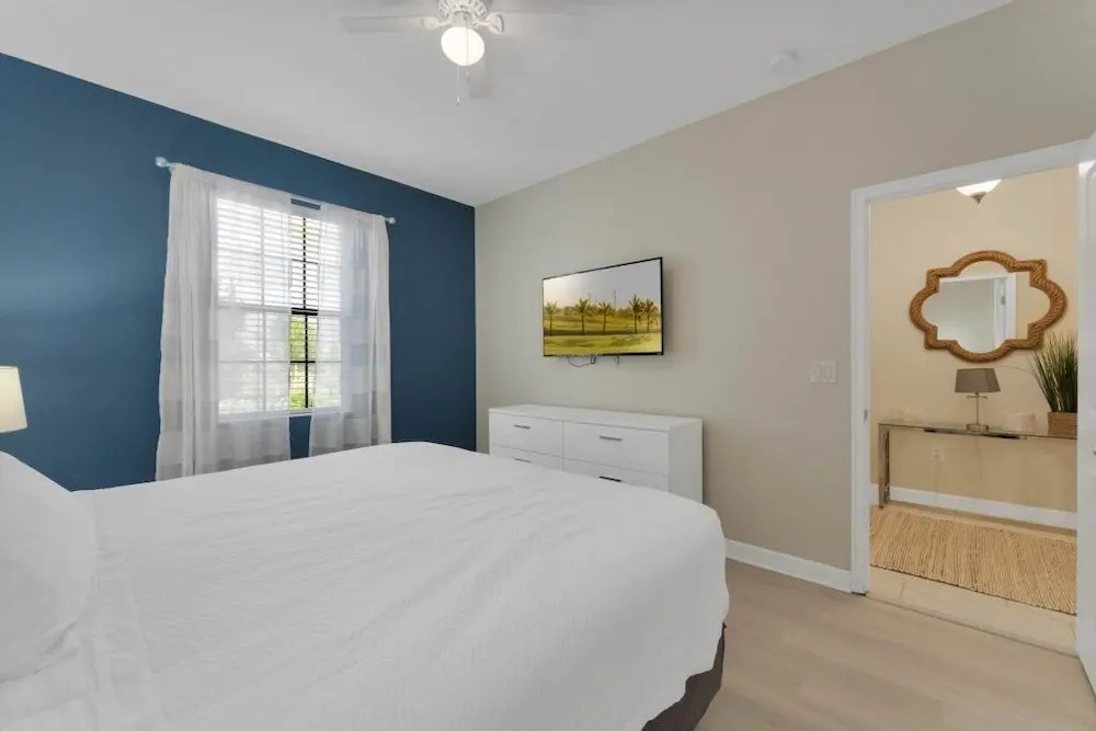 Spacious & Bright W/all The Amenities-4911cg 8 Bedroom Home by RedAwning