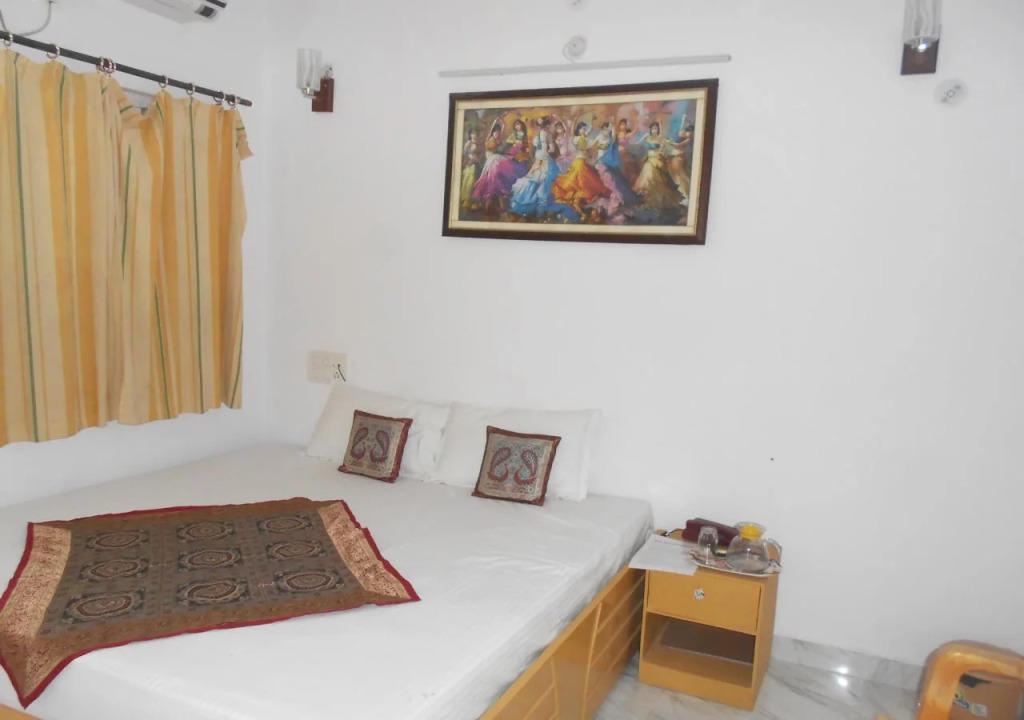 DS Residency Varanasi-Near Mandir-Free Wi-fi-Parking