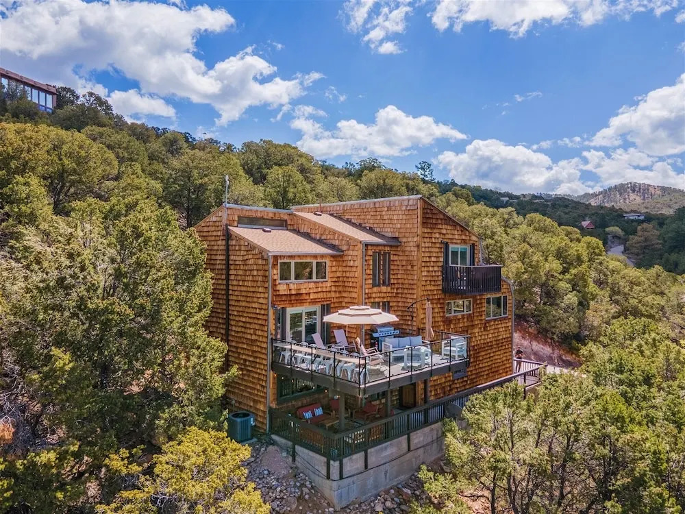 Raven Hill - Stunning Views From Three Decks, Close to Ten Thousand Waves