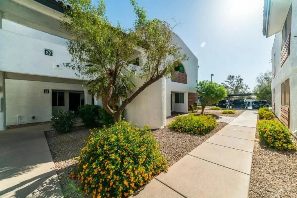 33 Avenida Pool View Studio new to market Avenida king bed ds