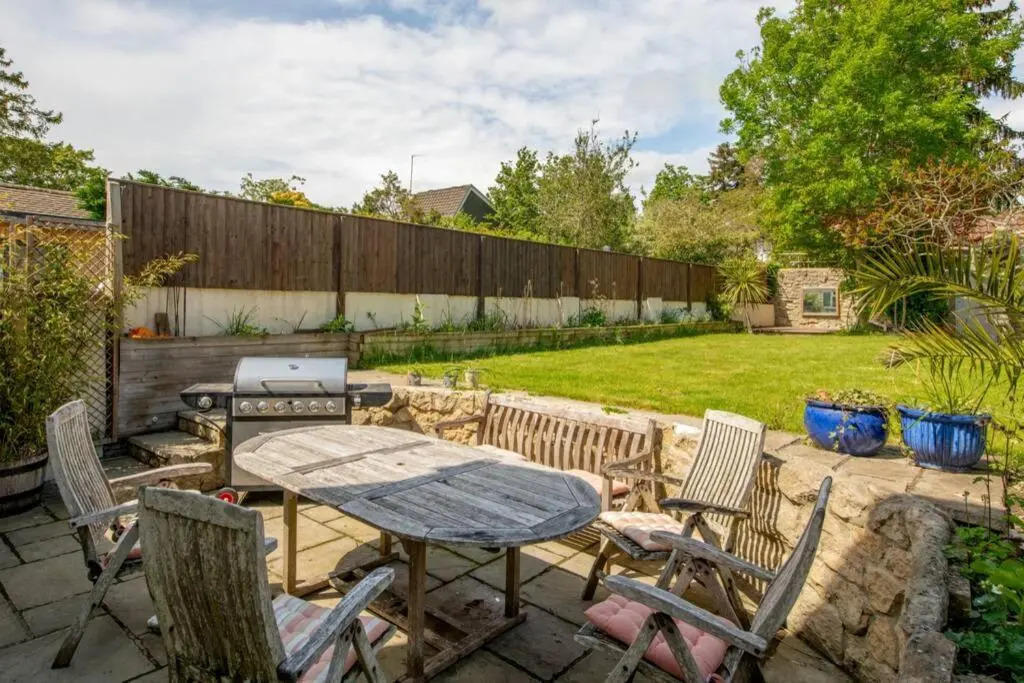 Spacious 3 Bed Home With Parking for Two Cars