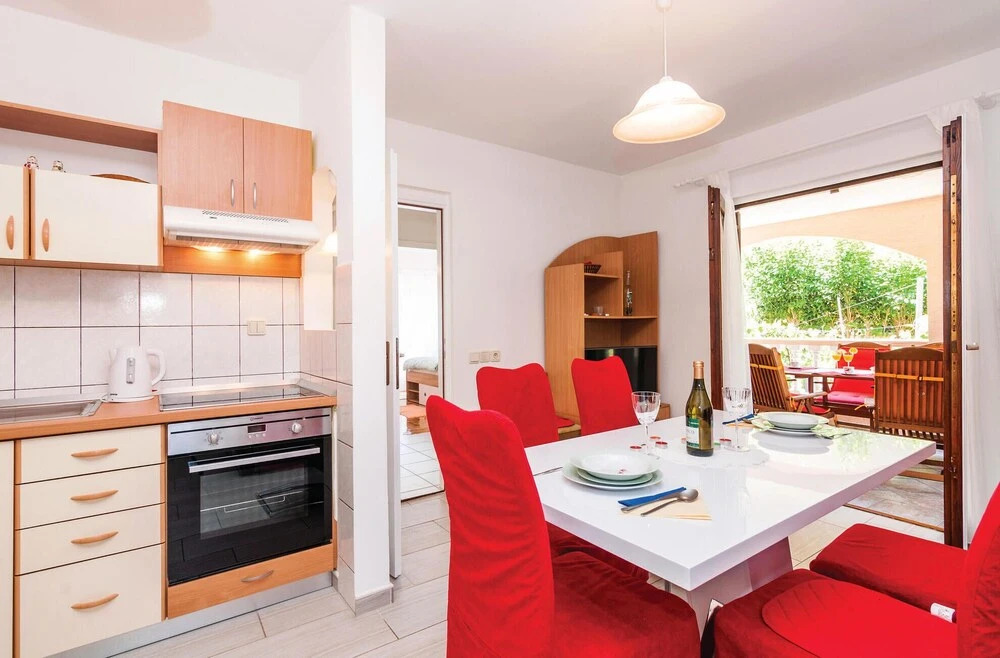 Amazing Home in Privlaka With 4 Bedrooms and Wifi