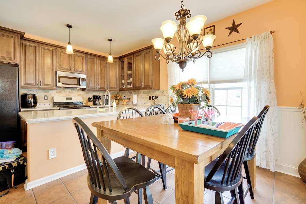 Breezy Wildwood Condo ~ 2 Blocks to Beach!