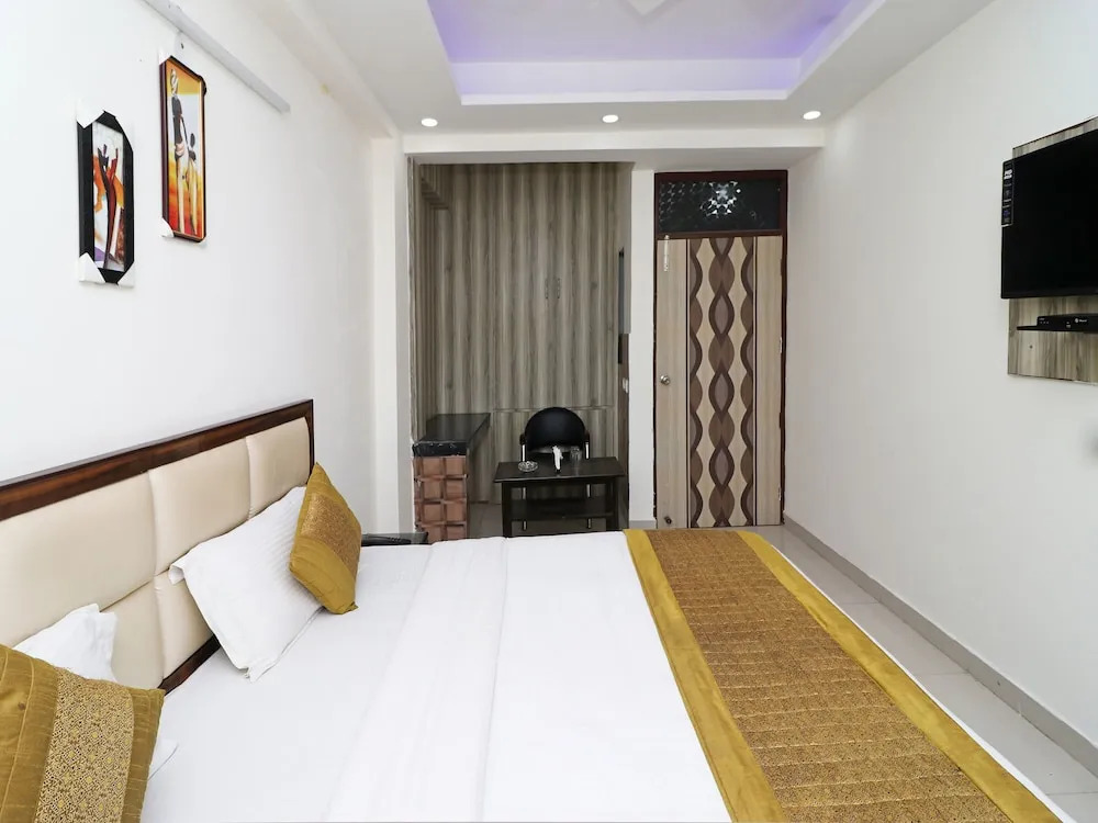 OYO 11633 Hotel Sweet Palace