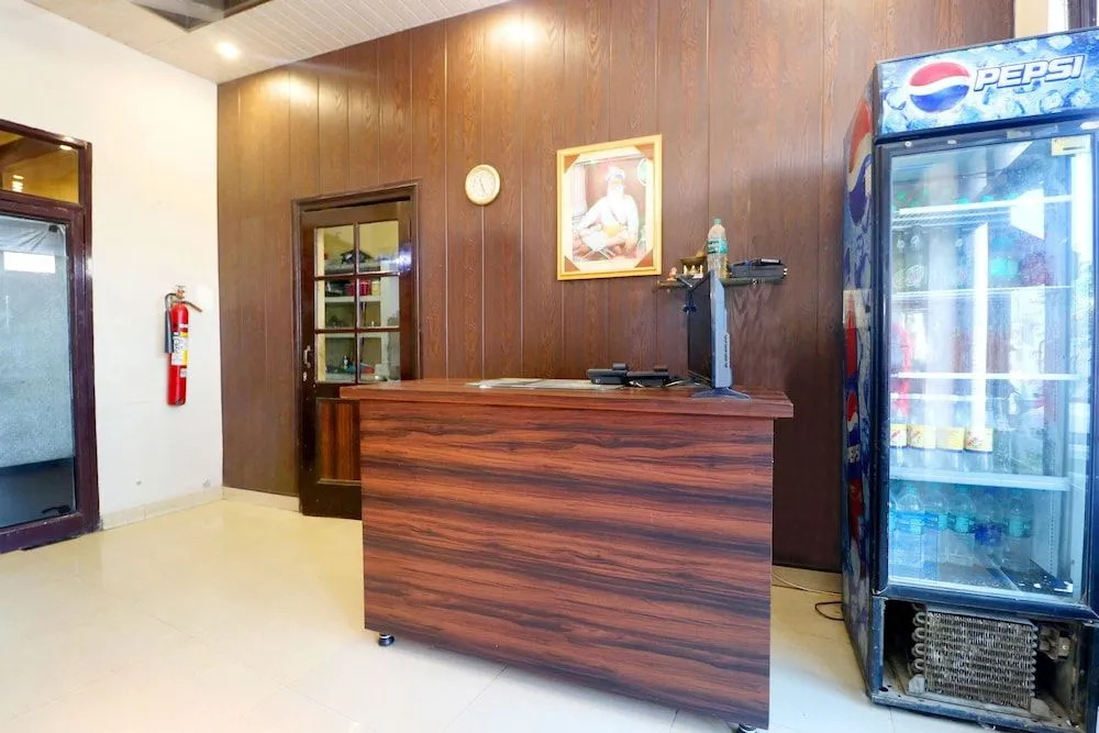 Oyo 39626 Rj Royal Guest House