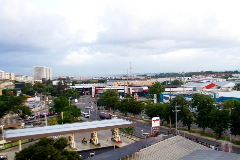 Modern n Chic Apt w Social Area at Rooftop