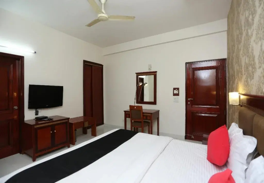 The Luxotica by OYO Rooms