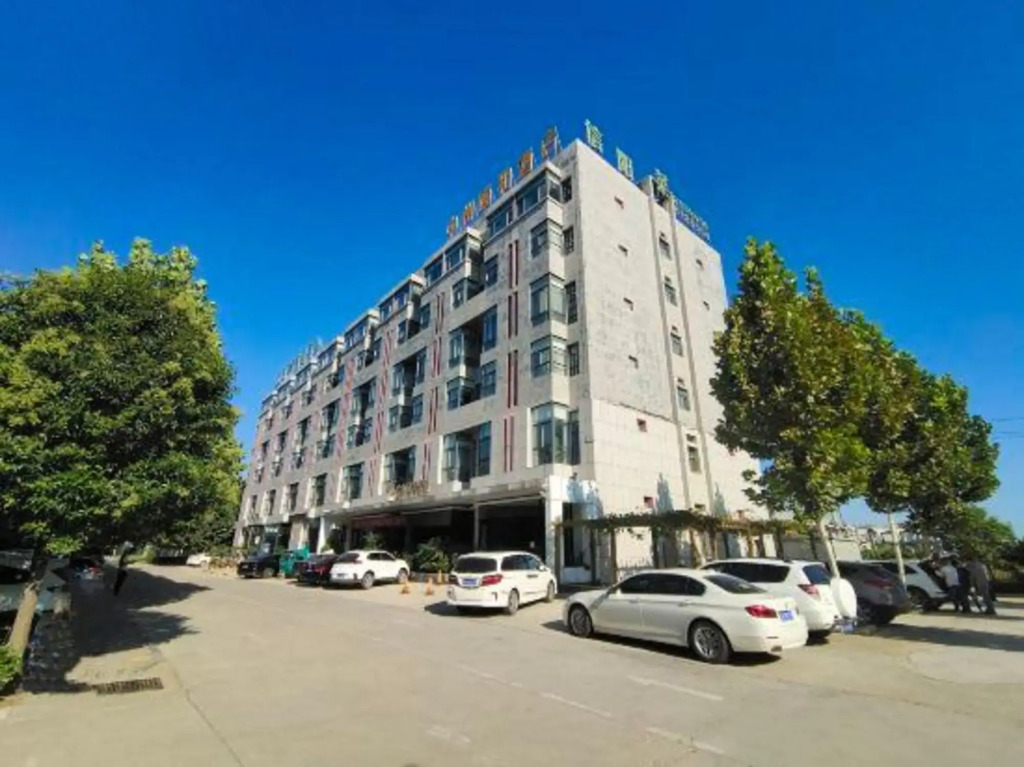 Zhongzhou Yihe Hotel (Dennis City Plaza)