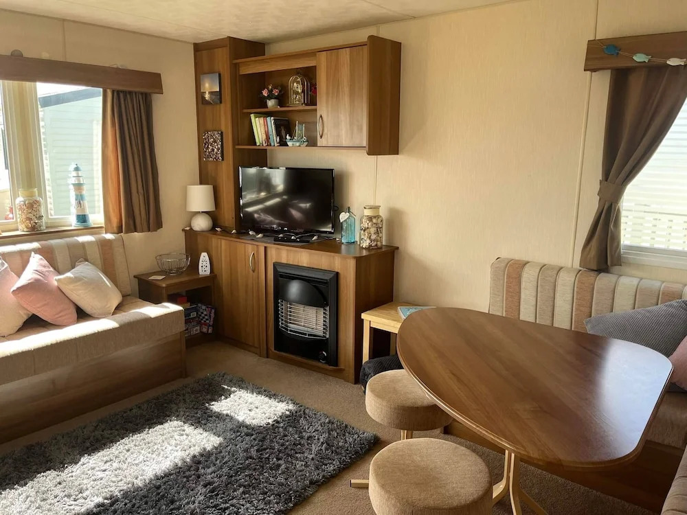 Heacham Beach Caravan - Sleeps 6 - Pets Ok