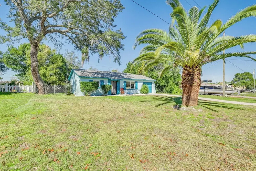 Spring Hill Home - 3 Mi to Weeki Wachee Springs!