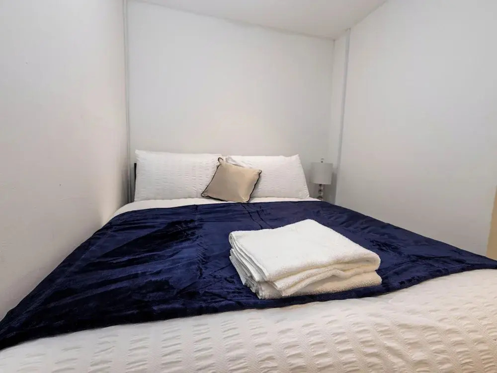 1 Bed-4guests-sofabed-wifi-closetocity-parking