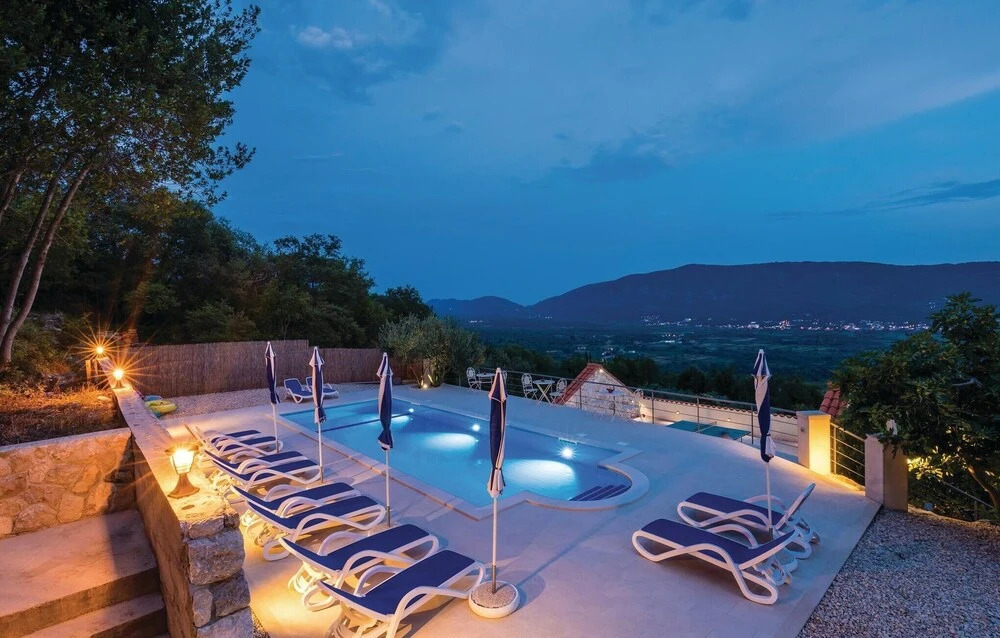 Stunning Home in Lovorno With Wifi and 5 Bedrooms