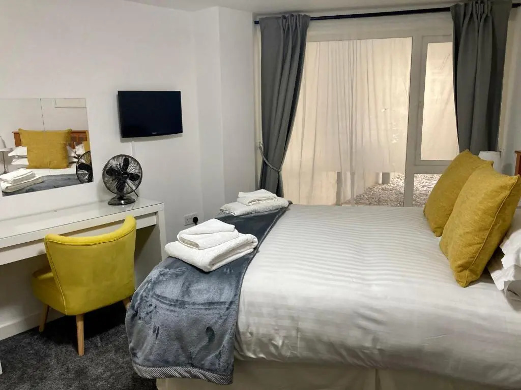 ONE BED APARTMENT GROUND FLOOR ONE MINUTE walk TOWAN BEACH FREE PARKING