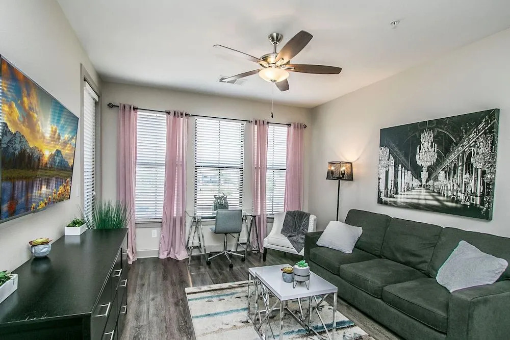 Rooftop Pool, Views, Close to Shops & Dining C4427