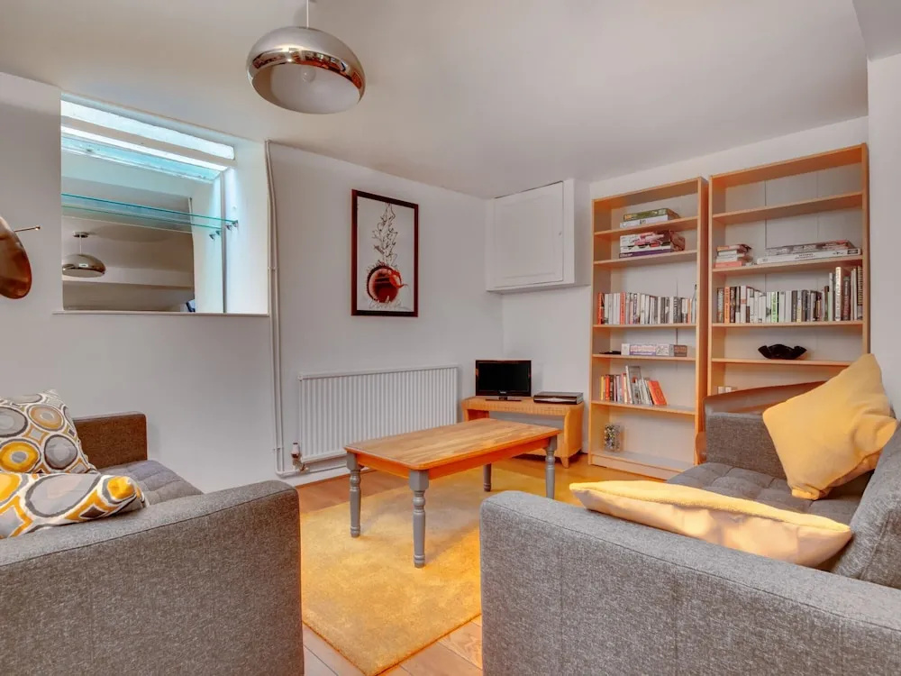 Light and Spacious Cottage, Located in the Pleasant Centre of Brighton
