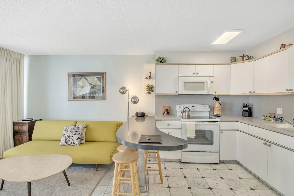 High Rise Ocean View Waikiki Condo, FREE Parking & Wi-Fi